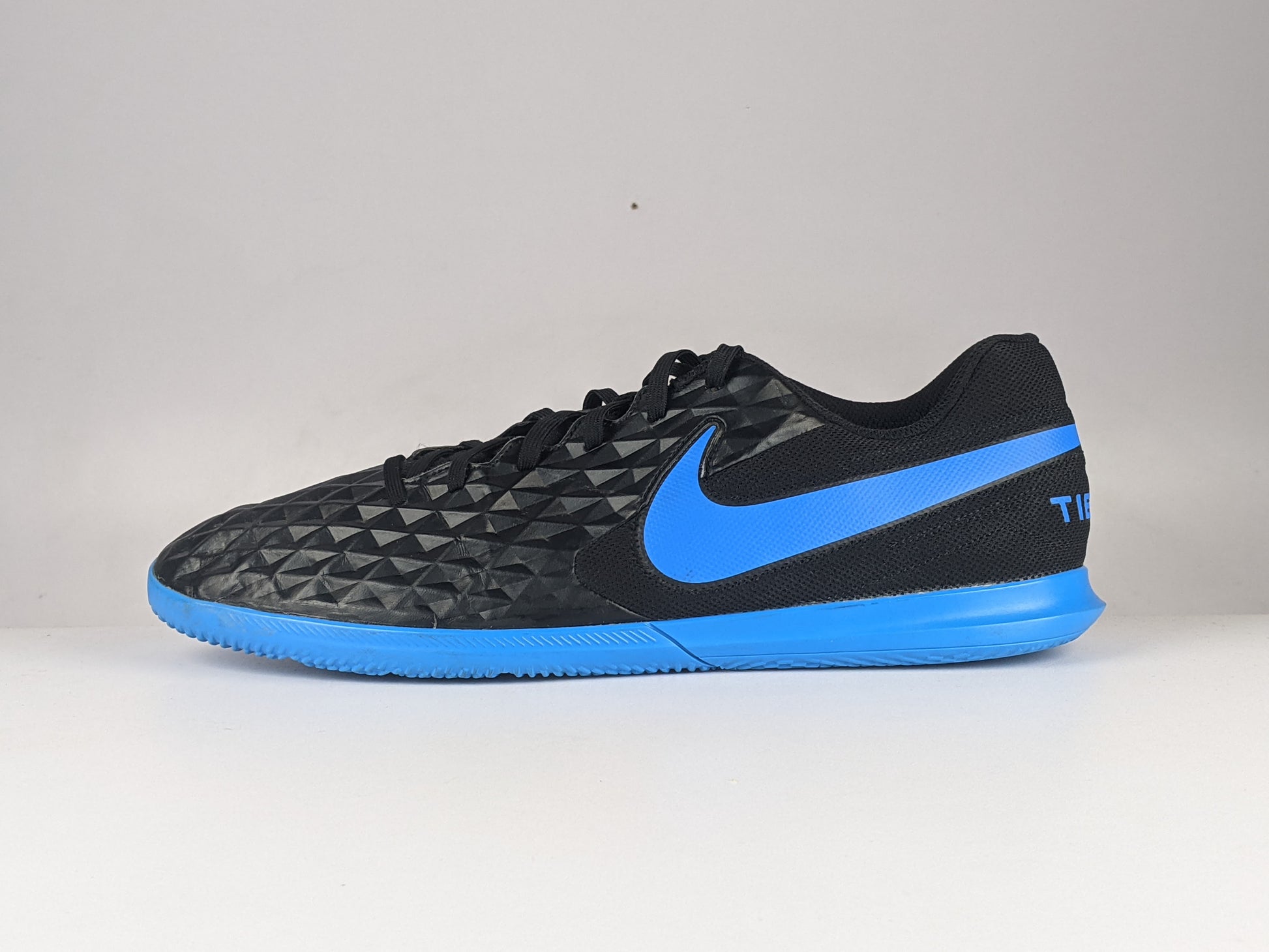 Nike Tiempo Legend 8 Club IC 'Black/Blue