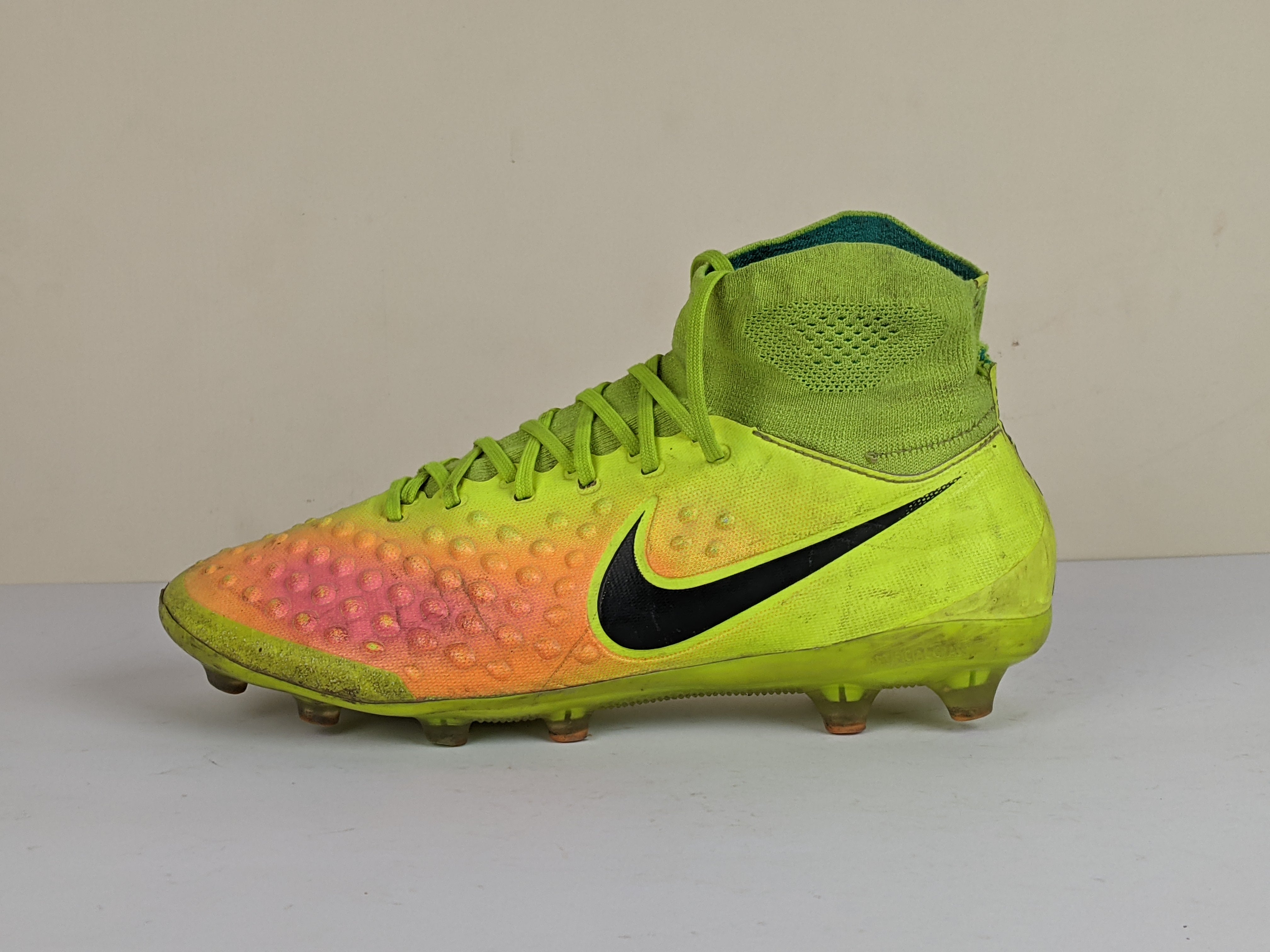 Nike football shoes online shopping in pakistan best sale