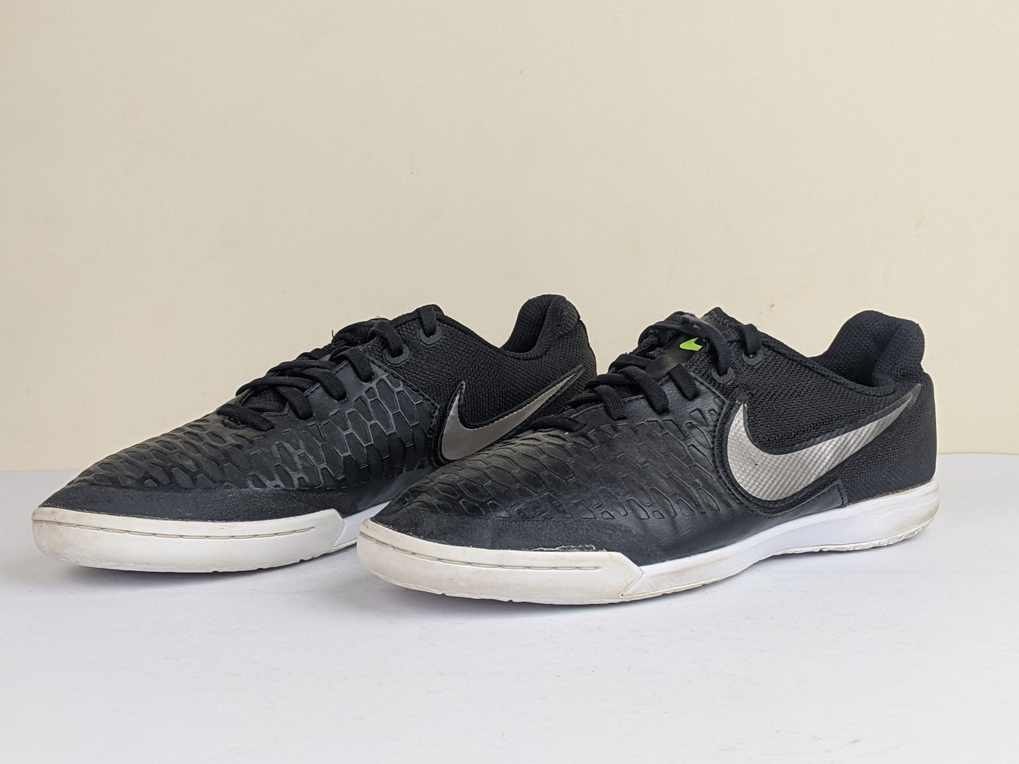 Nike MagistaX Pro IC Black/Metalic Pewter/White