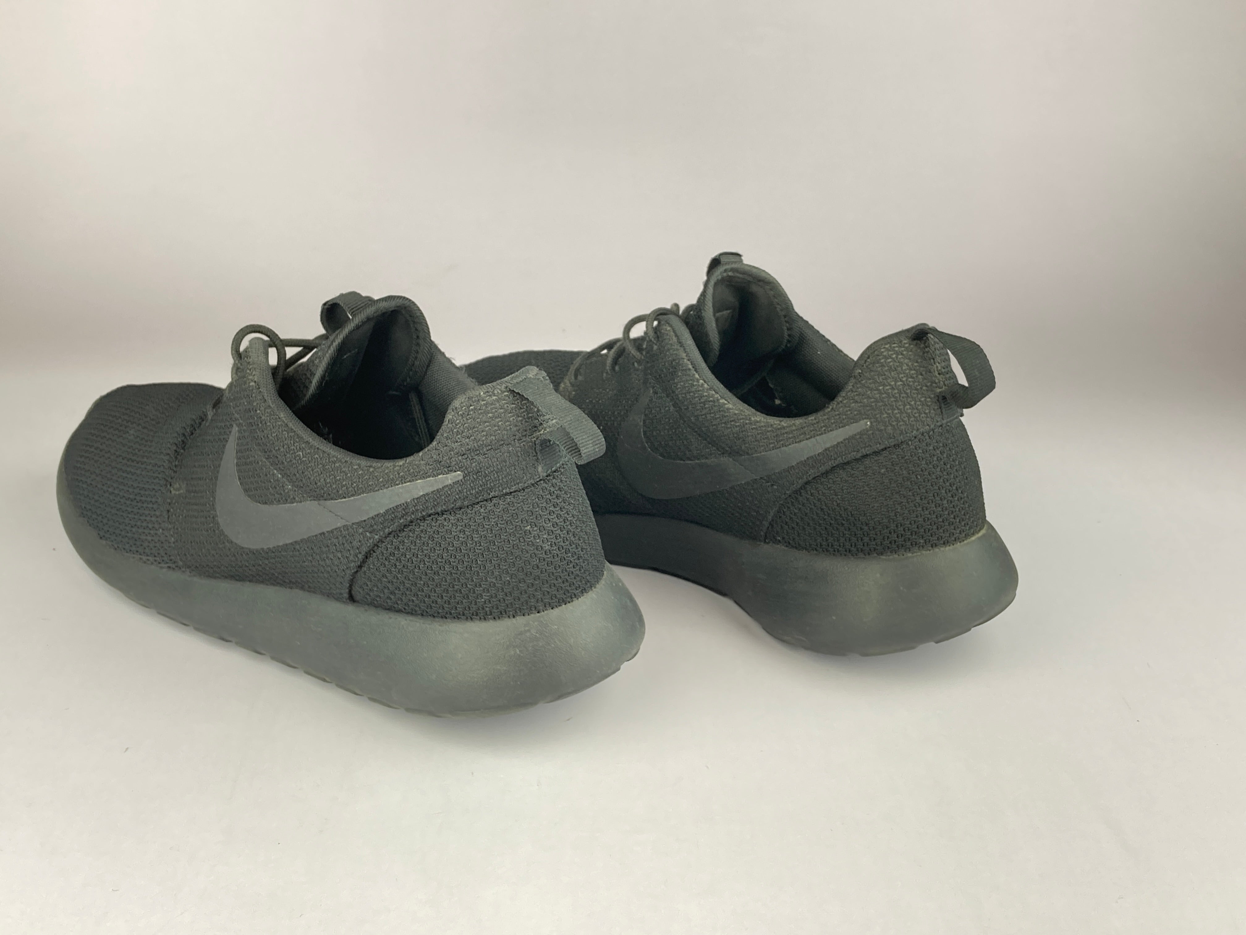 All black roshes best sale